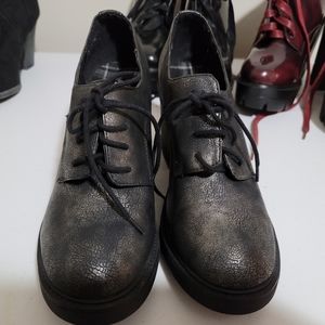 SODA size 10 block lug heel metallic pewter ixford